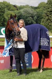 25.05.2025, Duesseldorf, Nordrhein-Westfalen, GER - Lady Ilze mit Pia Kueppers nach dem Sieg in den German 1000 Guineas. Galopprennbahn Duesseldorf-Grafenberg. | © Stephanie Gruttmann / Galoppfoto.de 25.05.2025, Duesseldorf, Nordrhein-Westfalen, GER - Lady Ilze mit Pia Kueppers nach dem Sieg in den German 1000 Guineas. Galopprennbahn Duesseldorf-Grafenberg. | © Stephanie Gruttmann / Galoppfoto.de